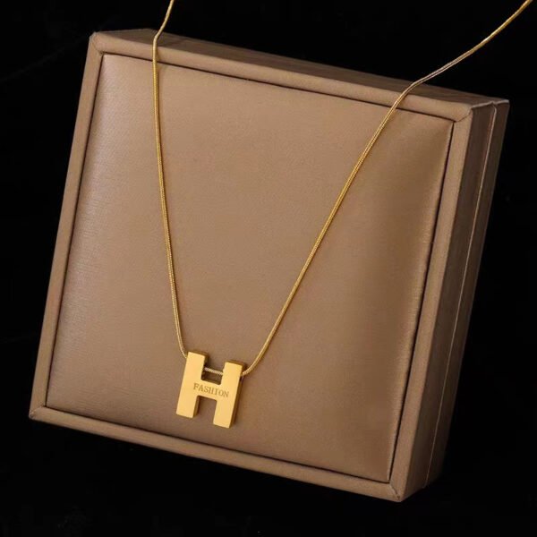 Women's H-Letter Titanium Steel Necklace - 2023 New Style, Niche Collarbone Chain, Fade-Resistant Accessory for Autumn & Winter, Direct Wholesale from Manufacturer