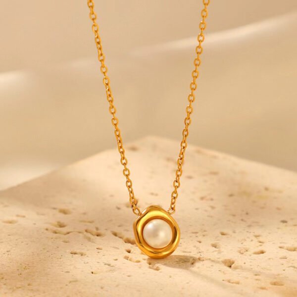 Niche Cool-Temperament Pearl Necklace for Women - Autumn & Winter Collarbone Chain, Light Luxury Temperament Pendant, Fade-Resistant Vintage French-Style Necklace