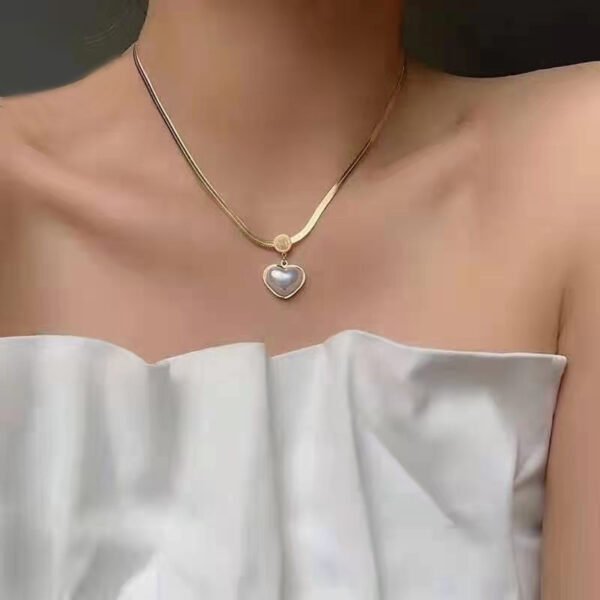 Shell Pearl Heart Necklace: Minimalist Pendant with Blade Chain & Snake Bone Chain, Direct Wholesale from Manufacturer