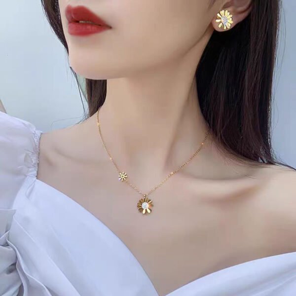 Daisy Necklace & Sunflower Choker - Minimalist Elegant Style & Cool Red Style Collarbone Chain, Direct from Manufacturer