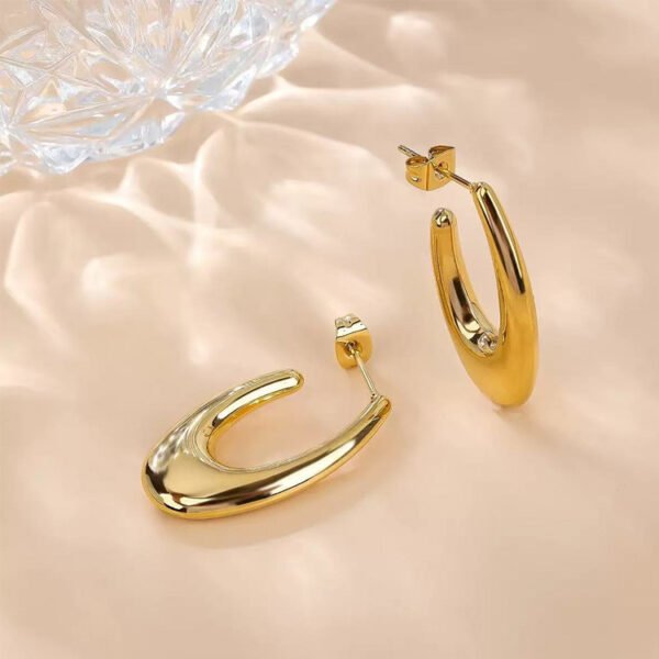 Elegant Hollow Earrings: Women's U-Shaped Minimalist 18K Oval Stud Earrings, Versatile Jewelry