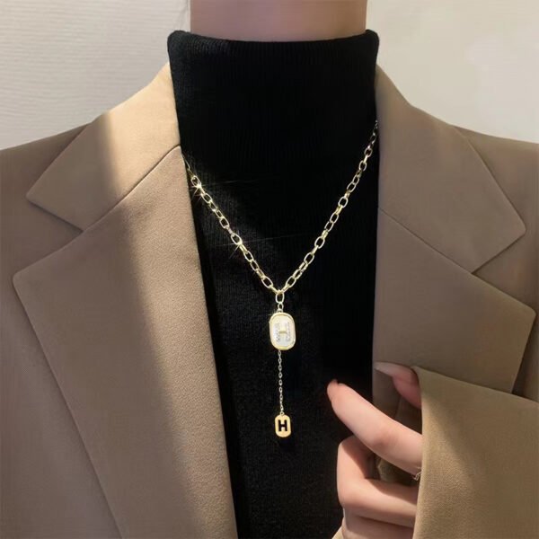 Long Letter "Bei Mu" (Fritillaria) Sweater Chain, High-End Necklace, Niche Collarbone Chain