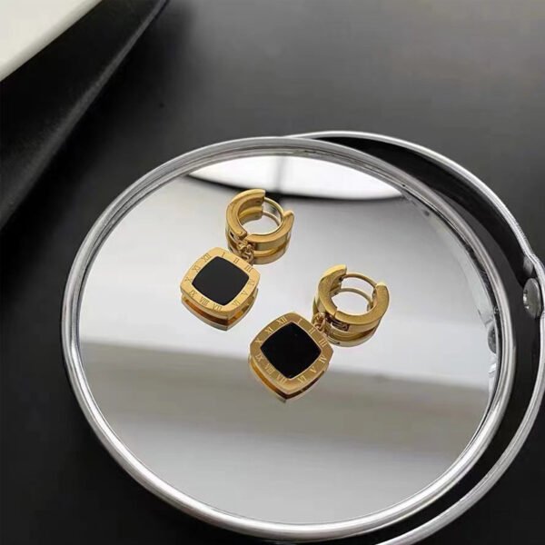 Women's French Retro Lazy-Chic Gold Earrings - European & American Niche Style, Minimalist Titanium Steel Drop Earrings