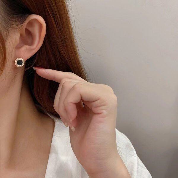 Roman Numeral Letter Earrings: Black Round Titanium Steel, Minimalist Style for Men and Women, Direct Wholesale from Manufacturer
