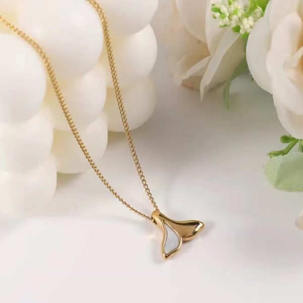 Light Luxury Niche Sweet Mermaid Tail White Mother-of-Pearl Necklace for Women – Niche Minimalist Titanium Steel Collarbone Chain, Direct Wholesale from Manufacturer