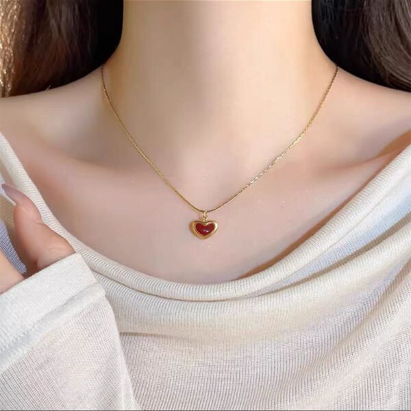 New Style Red Enamel Heart Necklace – Light Luxury Niche Collarbone Chain Pendant with High-End Vibe, Premium Jewelry Accessory