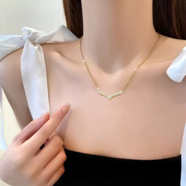 Cross-Border Titanium Steel Collarbone Chain for Women - Light Luxury & Minimalist Style, Full-Diamond Big V Design, Instagram Influencer-Favorite Jewelry