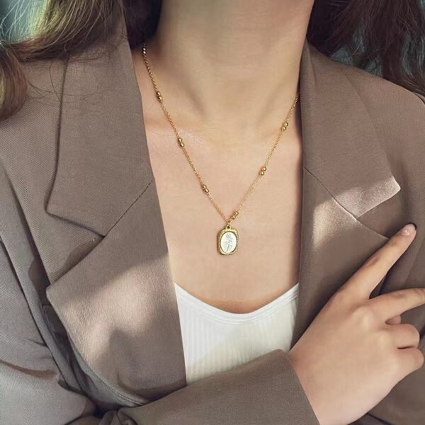 Niche Romantic Retro Rose Contrast Color Statement Necklace - Versatile Titanium Steel Neck Chain for Autumn & Winter Sweaters, Elevating Temperament