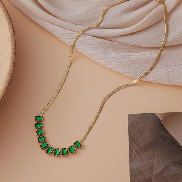 European and American Retro Stainless Steel Niche Blade Snake Bone Chain with Green Diamond Zircon Pendant – Choker & Collarbone Chain Jewelry
