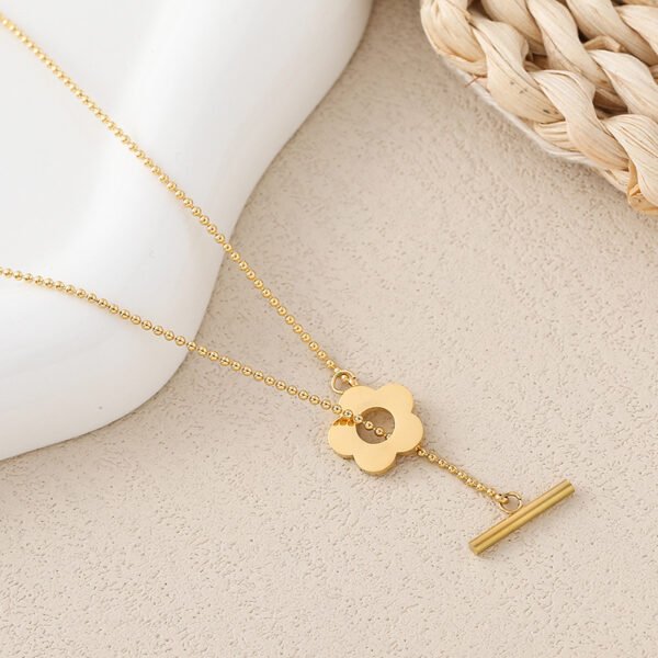 Non-Fading Light Luxury Daisy Necklace: Minimalist & Stylish